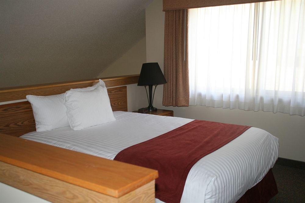 Sterling Hotel And Suites Clive Kültér fotó