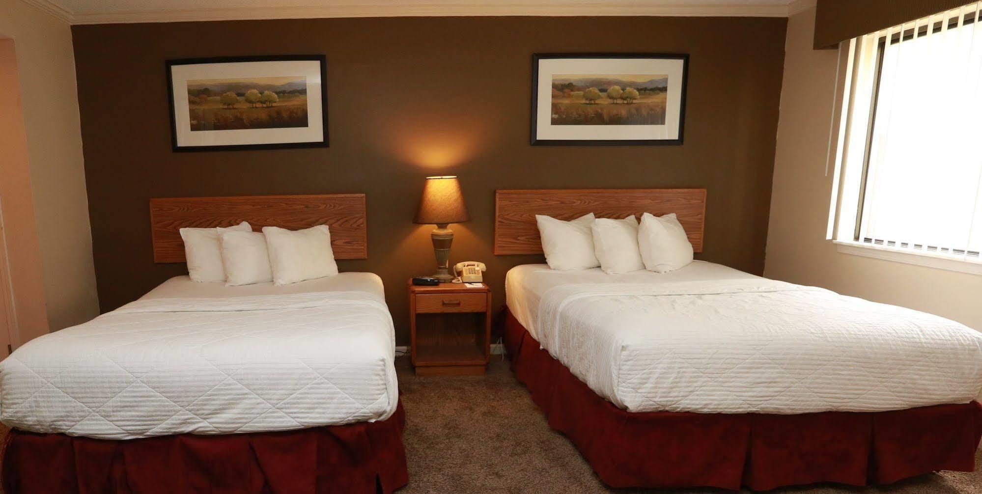 Sterling Hotel And Suites Clive Kültér fotó