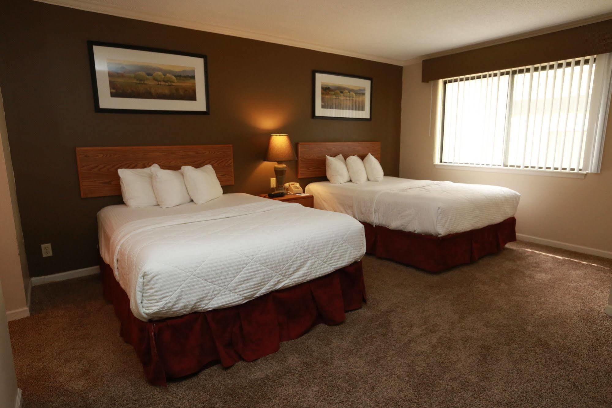 Sterling Hotel And Suites Clive Kültér fotó