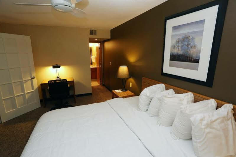 Sterling Hotel And Suites Clive Kültér fotó